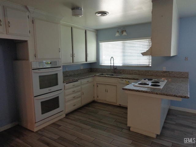 3001 Peach Tree Ct, Bakersfield, CA 93301 - kitchen with a peninsula, white appliances, wood finished floors, and a sink