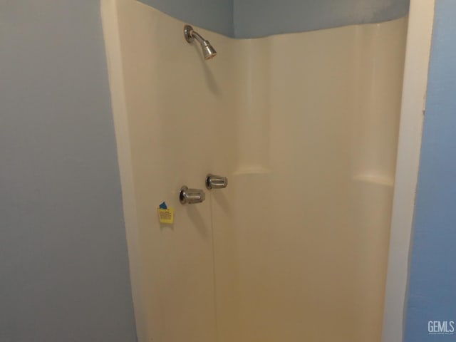 3001 Peach Tree Ct, Bakersfield, CA 93301 - room details with a shower