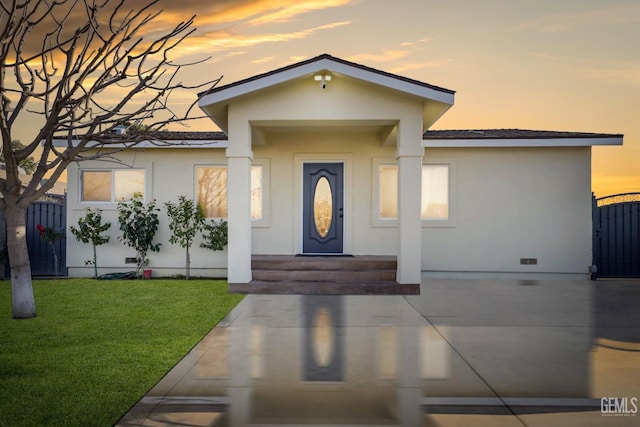 view of front of house featuring a lawn