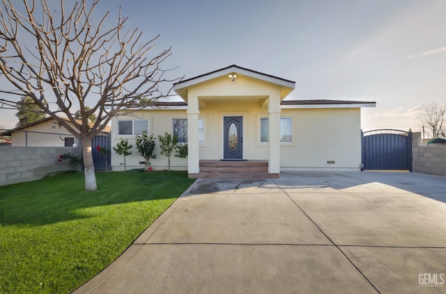 view of front of property featuring a front lawn