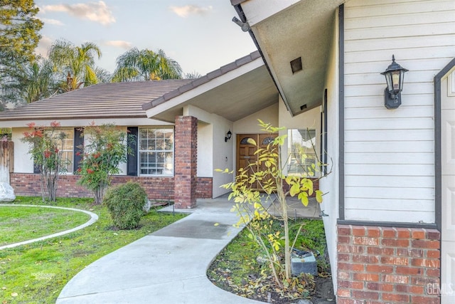 property entrance with a yard