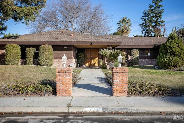 view of front of home featuring a front lawn