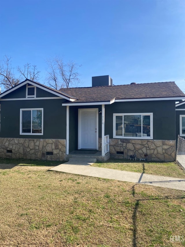 view of front of property featuring a front lawn