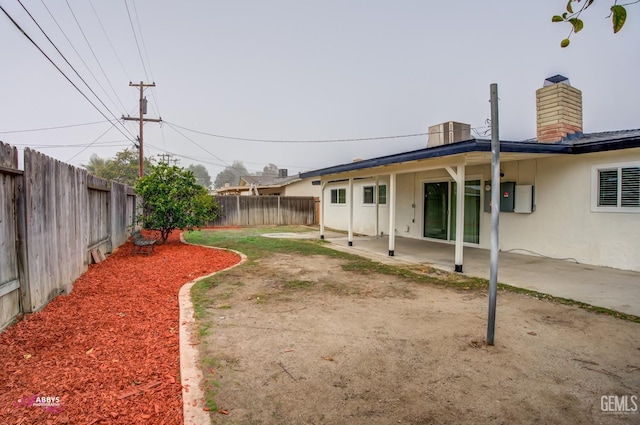 view of yard featuring a patio area