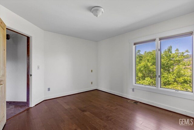 28221 Cumberland Rd, Tehachapi, CA 93561 - unfurnished room with dark wood-style flooring and baseboards