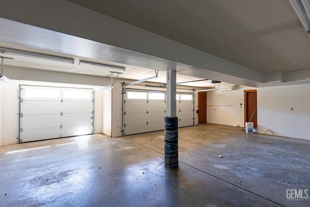 28221 Cumberland Rd, Tehachapi, CA 93561 - garage featuring a garage door opener