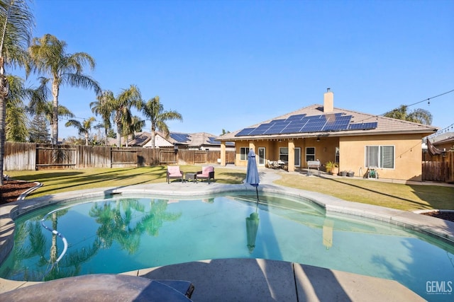 view of swimming pool featuring a yard