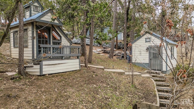 view of yard with an outdoor structure