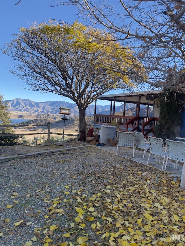 view of yard featuring a mountain view