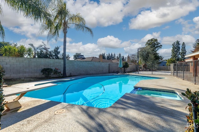 view of swimming pool featuring an in ground hot tub, a patio, and a diving board