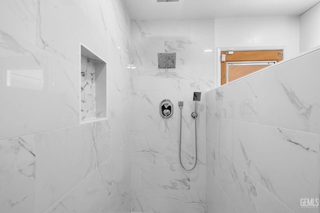 bathroom featuring a tile shower