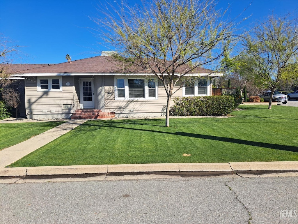 single story home with a front lawn