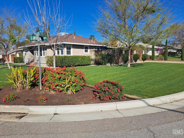 view of front of property featuring a front yard