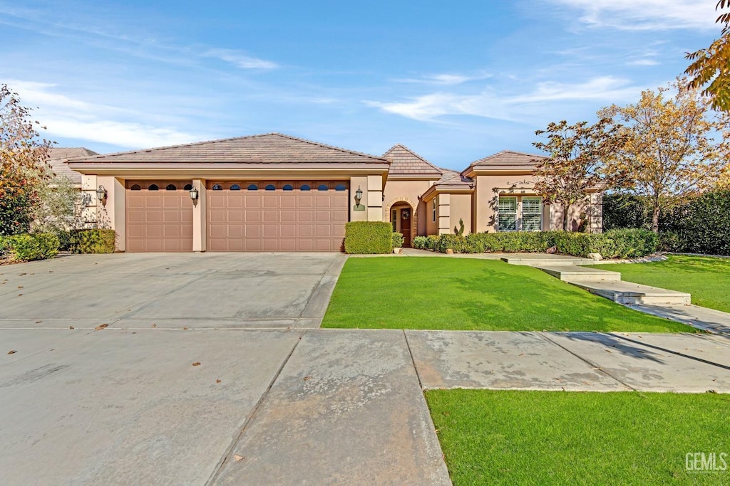 view of front facade featuring a garage and a front lawn