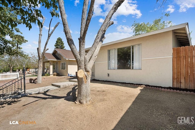 417 B St, Taft, CA 93268 - view of front of home featuring stucco siding