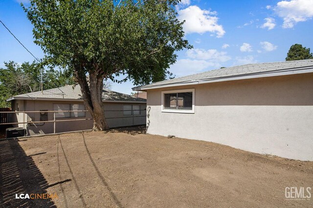 417 B St, Taft, CA 93268 - view of side of home with stucco siding