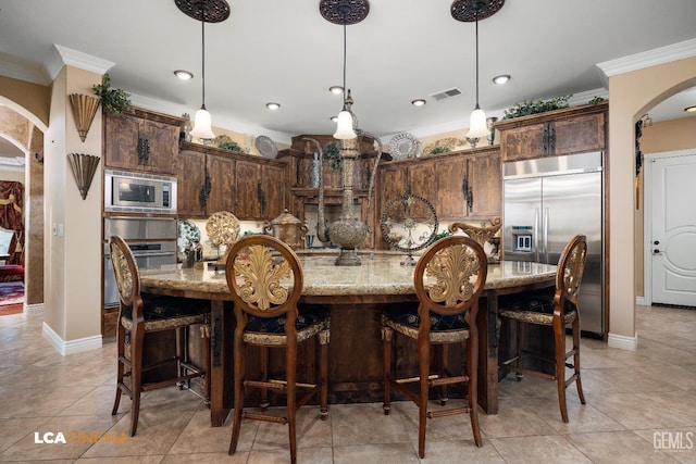 dining space featuring arched walkways, light tile patterned floors, visible vents, baseboards, and ornamental molding