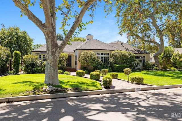 view of front facade featuring a front lawn