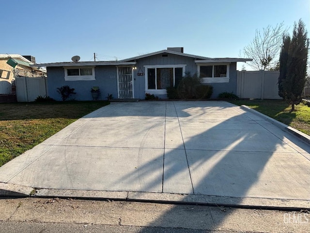 single story home with a front lawn