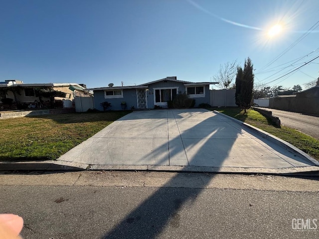 1105 Acacia Ave, Bakersfield, CA 93305 - ranch-style home featuring fence and a front yard