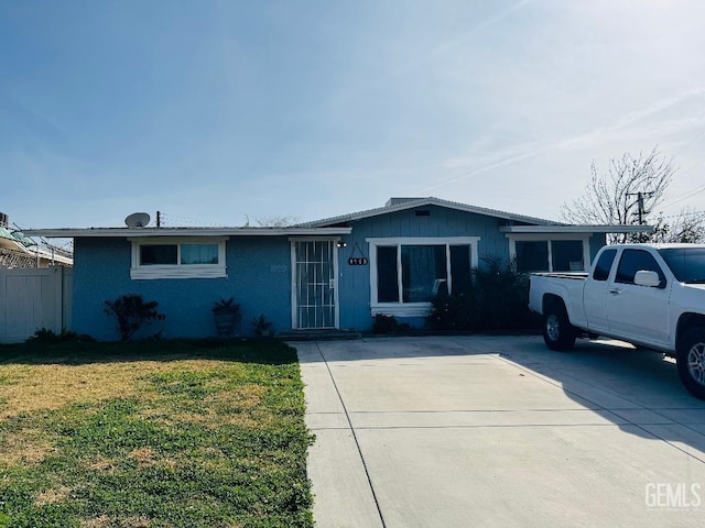1105 Acacia Ave, Bakersfield, CA 93305 - ranch-style home featuring a front lawn