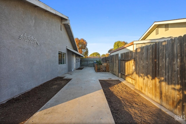 view of yard featuring a patio