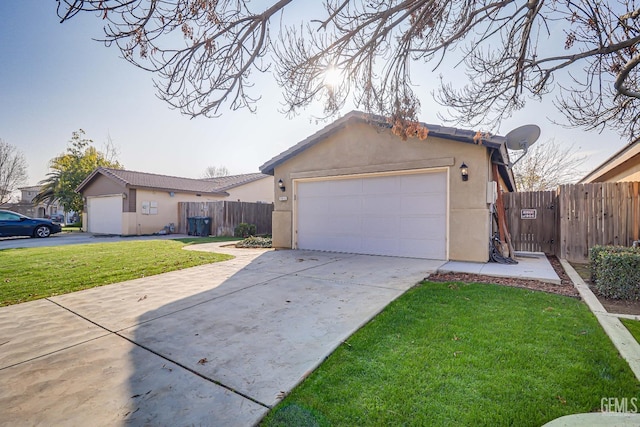 single story home with a front lawn