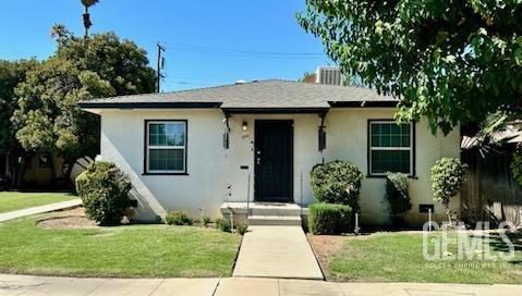 3100 18th St, Bakersfield, CA 93301 - bungalow featuring stucco siding and a front lawn