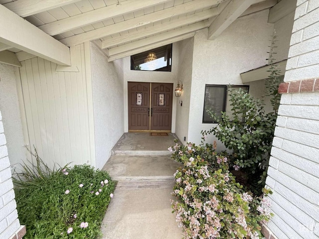 property entrance featuring stucco siding