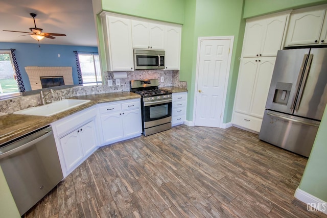5514 Lombardy Ct, Bakersfield, CA 93308 - kitchen featuring appliances with stainless steel finishes, ceiling fan, a sink, backsplash, and white cabinets