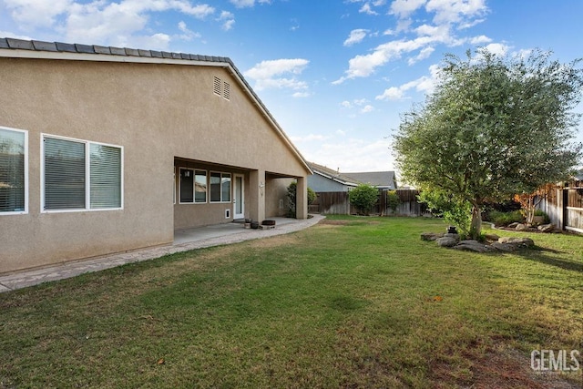 view of yard featuring a patio