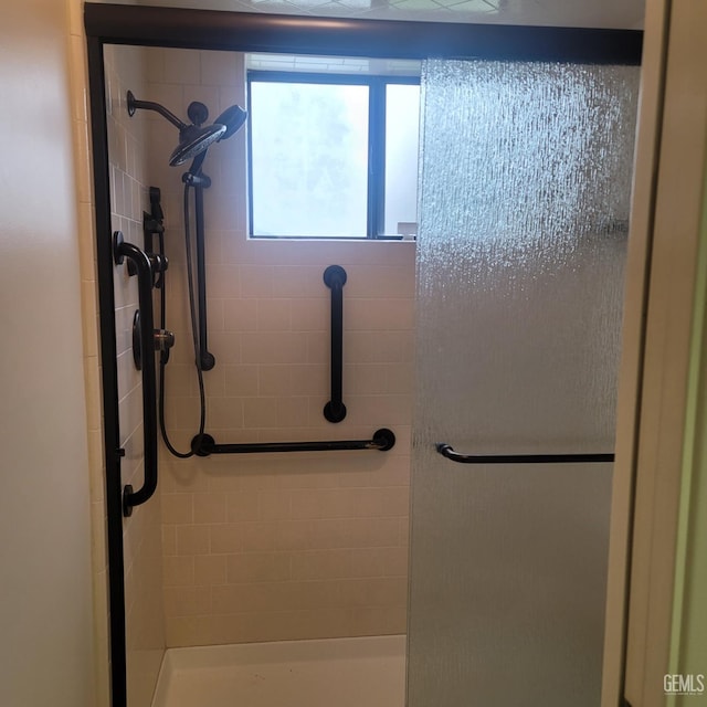 bathroom featuring a tile shower