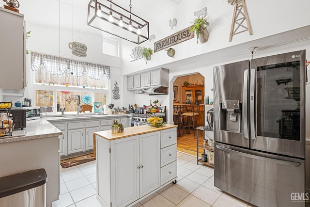 kitchen with sink, stainless steel appliances, gray cabinets, and light tile patterned flooring