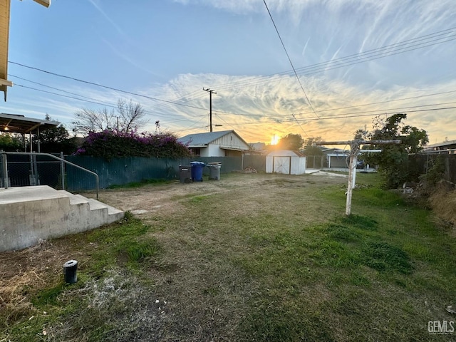 view of yard at dusk