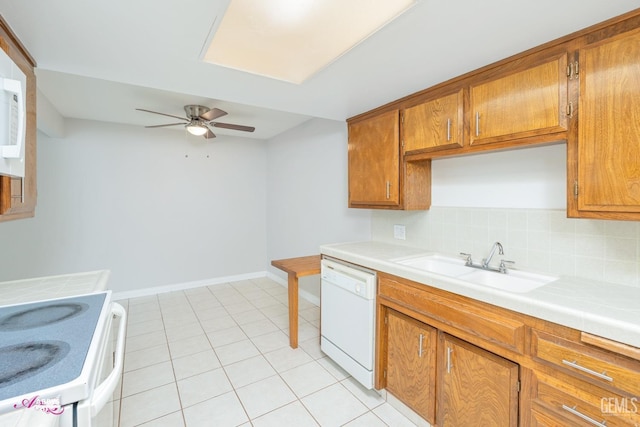 kitchen featuring tasteful backsplash, ceiling fan, sink, and white appliances