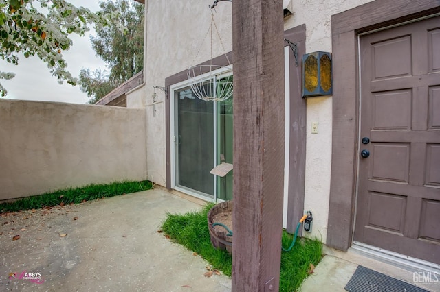 view of exterior entry with stucco siding