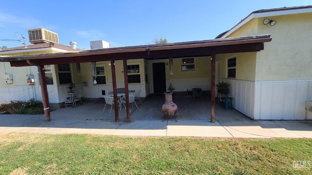 2617 4th St, Bakersfield, CA 93304 - back of house with a patio area
