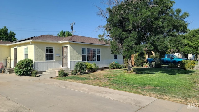 2617 4th St, Bakersfield, CA 93304 - view of front of house featuring a front lawn and stucco siding