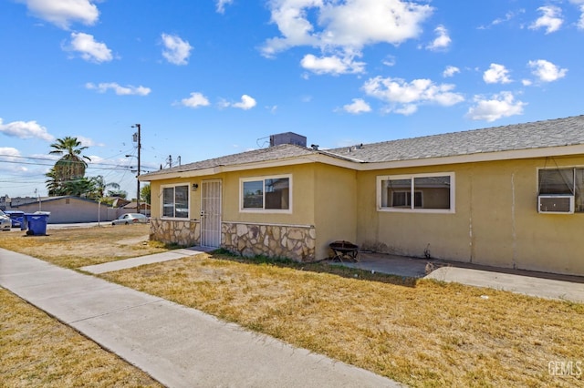 view of front of property with a front yard