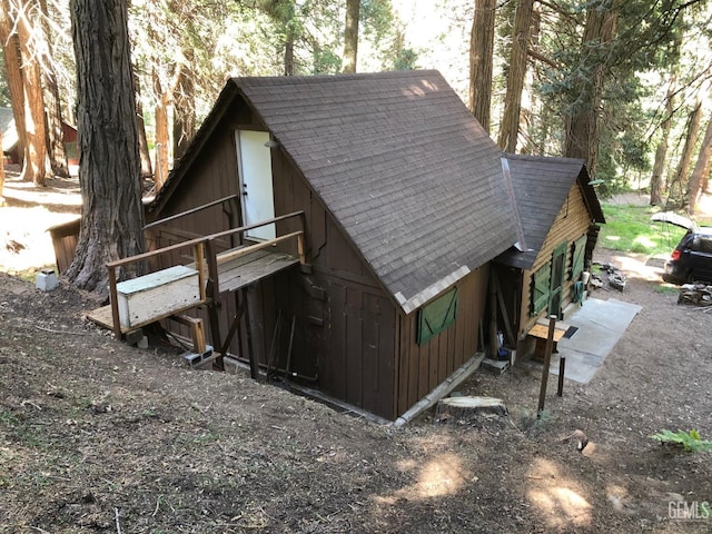 9525 Shirley Meadows Rd Unit 6, Wofford Heights, CA 93285 - view of side of home featuring a shingled roof