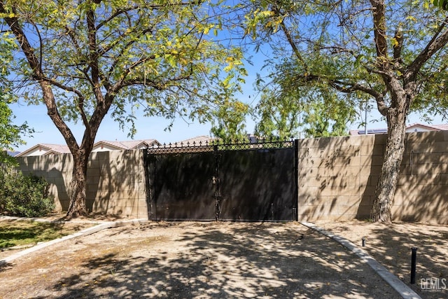 7858 Stine Rd, Bakersfield, CA 93313 - exterior space with fence and a gate