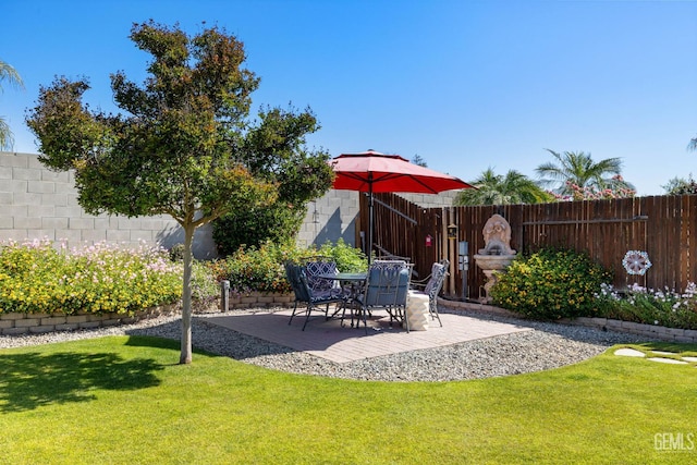 5512 Sicily Ct, Bakersfield, CA 93308 - view of yard with a patio