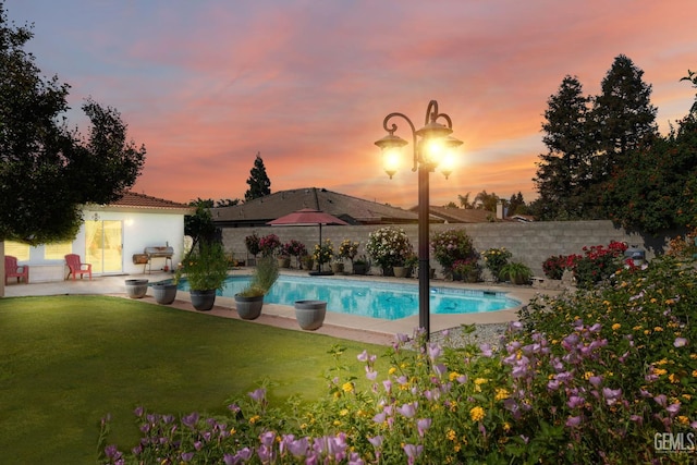5512 Sicily Ct, Bakersfield, CA 93308 - pool at dusk featuring a patio