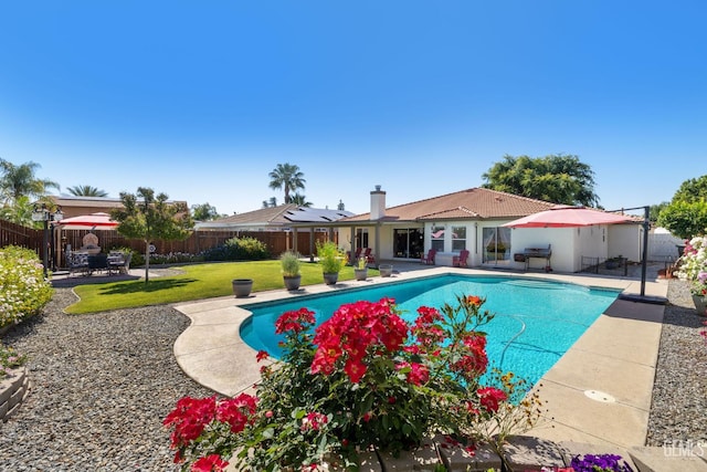 5512 Sicily Ct, Bakersfield, CA 93308 - view of swimming pool with a patio