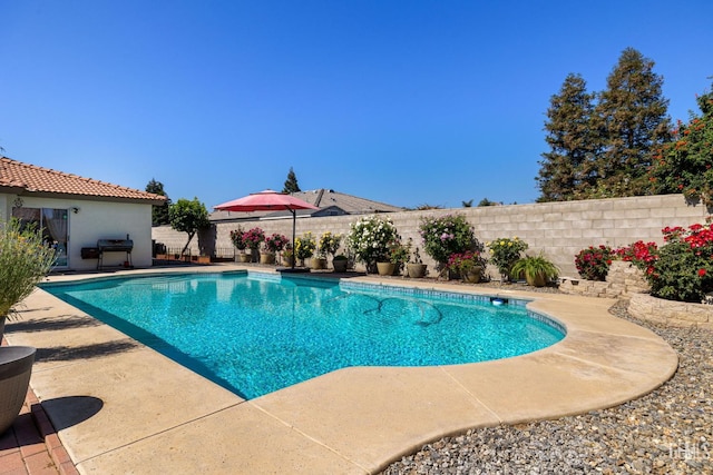 5512 Sicily Ct, Bakersfield, CA 93308 - view of swimming pool with a fenced backyard and a patio area