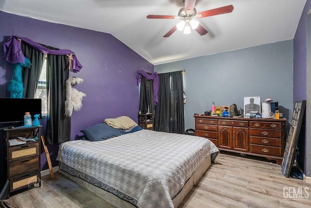22381 William Tell Trl, Tehachapi, CA 93561 - bedroom with light wood-style floors, vaulted ceiling, and a ceiling fan
