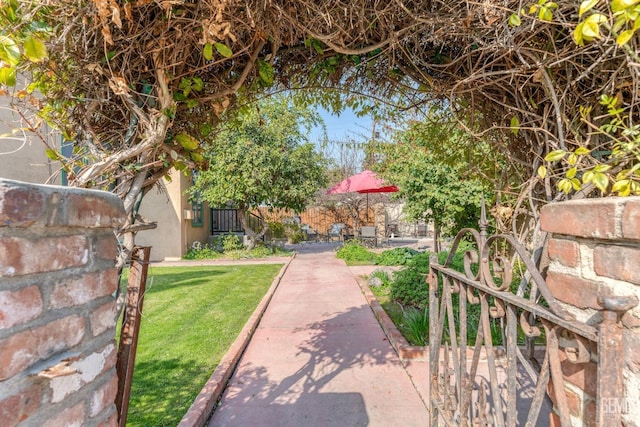 2104 B St, Bakersfield, CA 93301 - view of property's community