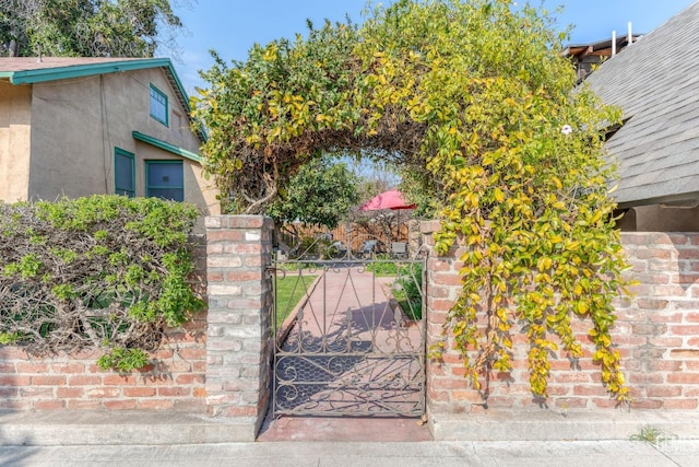 2104 B St, Bakersfield, CA 93301 - view of gate