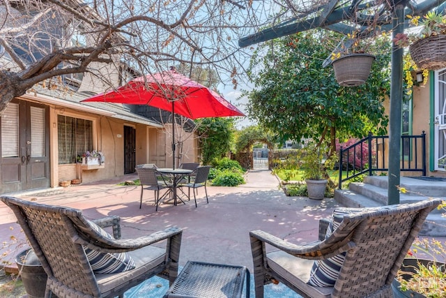 2104 B St, Bakersfield, CA 93301 - view of patio / terrace with outdoor dining area