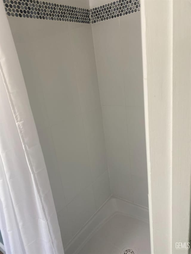 2104 B St, Bakersfield, CA 93301 - full bathroom with a tile shower